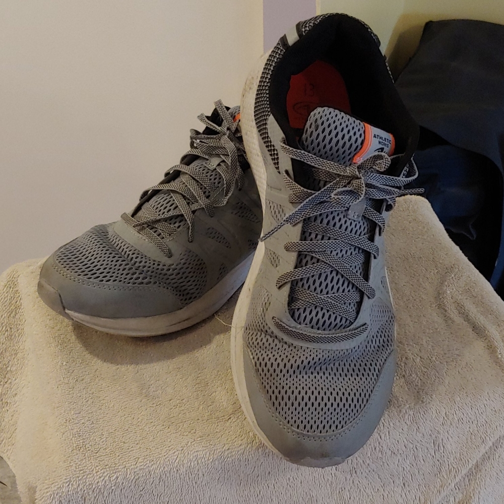 Men's gym shoes